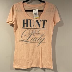 Cabela’s Hunt Like A Lady Graphic T-Shirt Peach NWT Women’s Size Medium